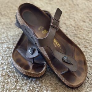 Birkenstock Gizeh style oil rubbed leather Habana colored sandals. Size 40